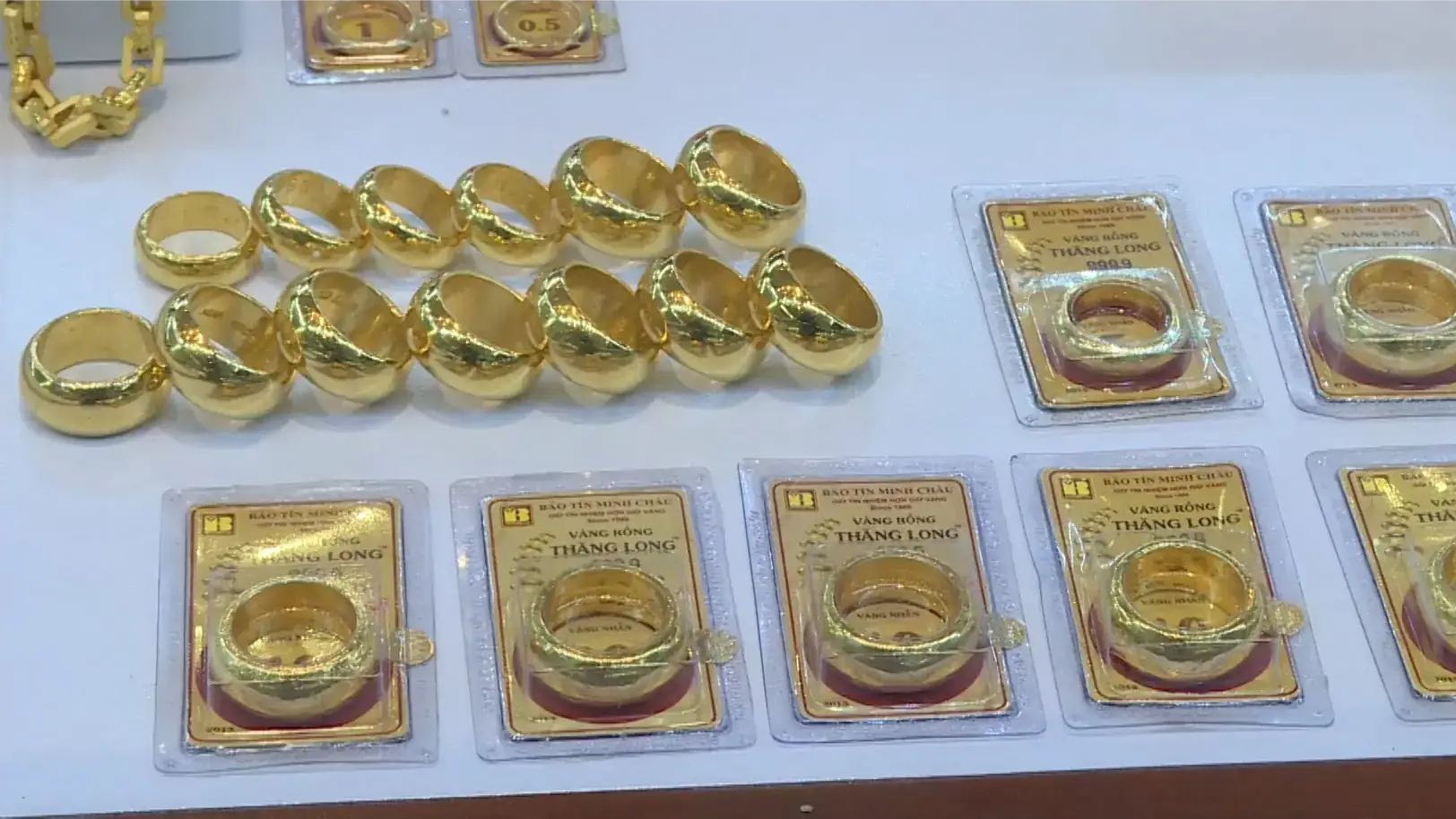 Thị trường vàng diễn biến khác thường | Vấn đề kinh tế | 04/11/2025